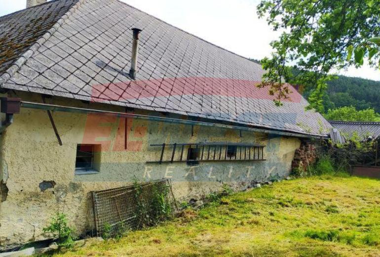 RODINNÝ DŮM (CHALUPA) SE ZAHRADOU V PODMOKLECH U SUŠICE