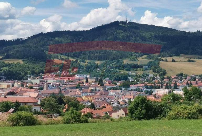 PRODEJ ZAHRADY SE ZAHRADNÍM DOMKEM A VÝHLEDEM NA SUŠICI