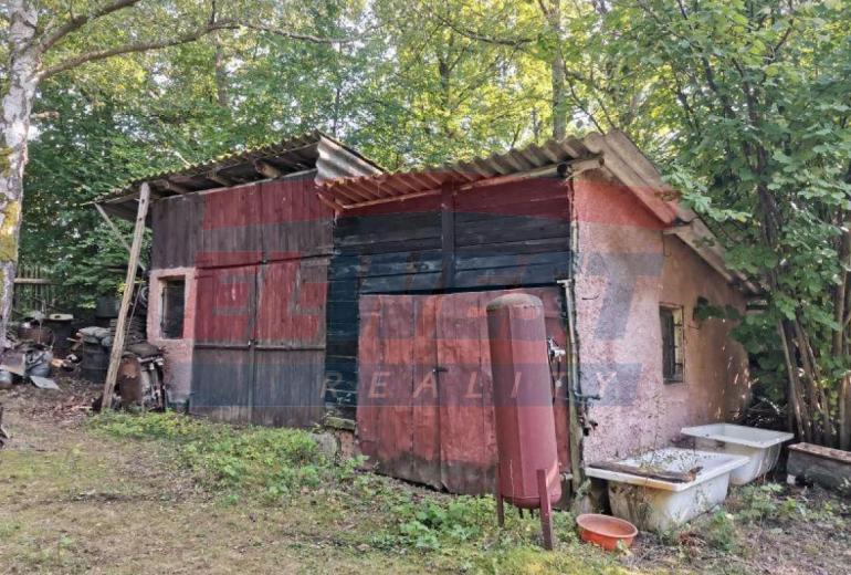 PRODEJ CHATY NA POLOSAMOTĚ S VELKÝM POZEMKEM 