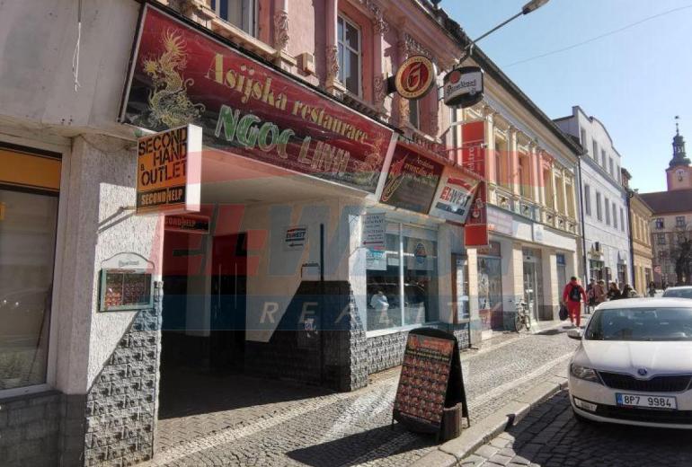 PRONÁJEM OBCHODNÍHO PROSTORU 62m2 V SUŠICI U NÁMĚSTÍ