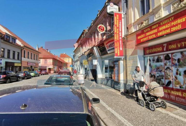 PRONÁJEM OBCHODNÍHO PROSTORU 62m2 V SUŠICI U NÁMĚSTÍ