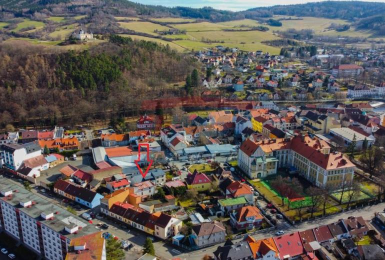 PRODEJ RODINÉHO DOMU SE ZAHRADOU V SUŠICI O CELKOVÉ VÝMĚŘE 720m2