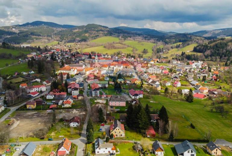 PRODEJ POZEMKU SE STAVEBNÍM POVOLENÍM V KAŠPERSKÝCH HORÁCH