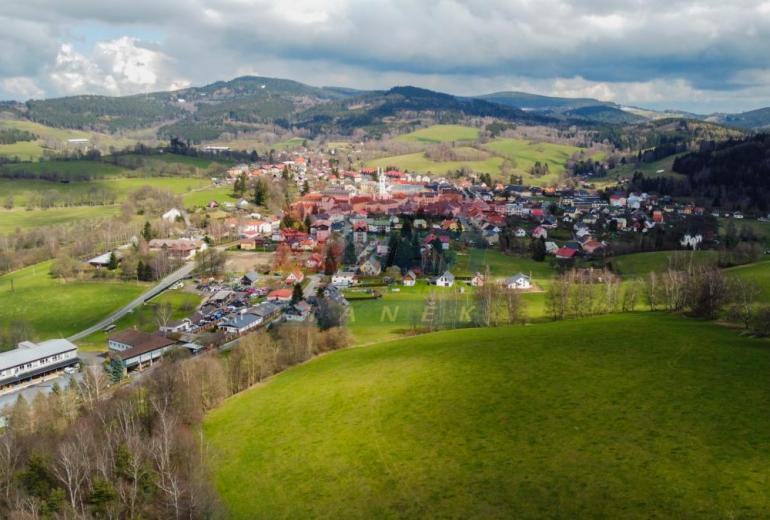 PRODEJ POZEMKU SE STAVEBNÍM POVOLENÍM V KAŠPERSKÝCH HORÁCH