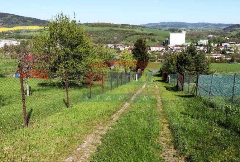 PRODEJ POZEMKU URČENÉHO K VÝSTAVBĚ CHATY, NEBO MENŠÍHO RD V SUŠICI