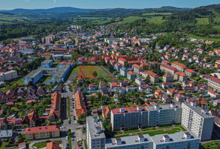 PRODEJ ZATEPLENÉHO RODINNÉHO DOMU SE ZAHRADOU V SUŠICI