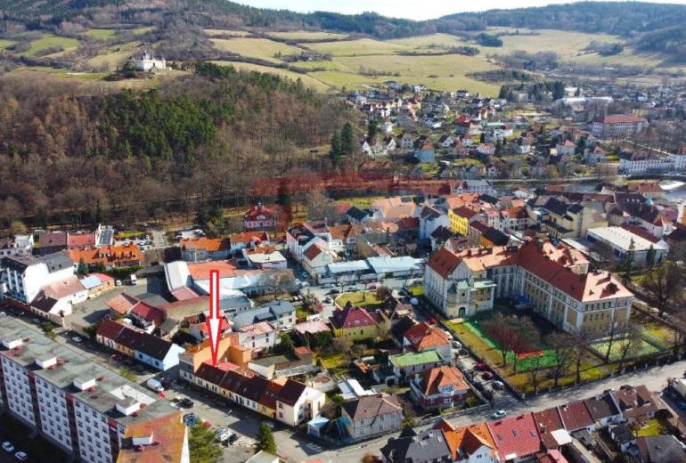 PRODEJ ŘADOVÉHO RODINNÉHO DOMU V SUŠICI S MALOU ZAHRÁDKOU