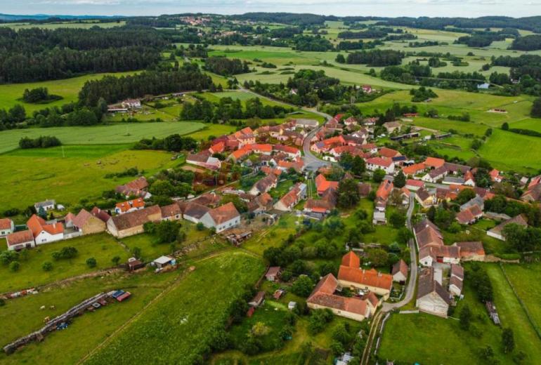 PRODEJ CHALUPY - DOMU SE ZAHRADOU U HORAŽĎOVIC - KOMUŠÍN