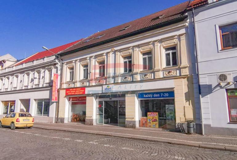 PRODEJ KOMERČNÍ - OBCHODNÍ BUDOVY S BYTY V CENTRU SUŠICE - ŠUMAVA