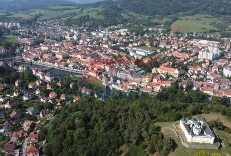 PRODEJ KOMERČNÍ - OBCHODNÍ BUDOVY S BYTYV CENTRU SUŠICE - ŠUMAVA