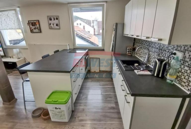 PRODEJ KOMERČNÍ - OBCHODNÍ BUDOVY S BYTY V CENTRU SUŠICE - ŠUMAVA