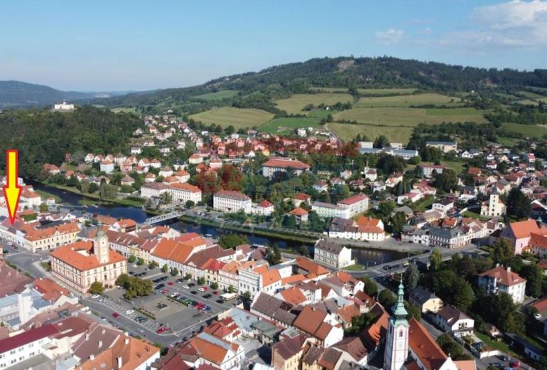 PRODEJ KOMERČNÍ - OBCHODNÍ BUDOVY S BYTY V CENTRU SUŠICE - ŠUMAVA