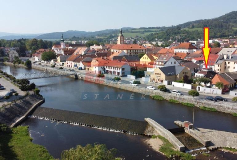 PRODEJ KOMERČNÍ - OBCHODNÍ BUDOVY S BYTYV CENTRU SUŠICE - ŠUMAVA