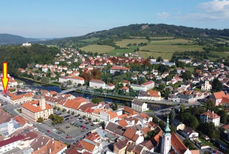 PRODEJ KOMERČNÍ - OBCHODNÍ BUDOVY S BYTYV CENTRU SUŠICE - ŠUMAVA