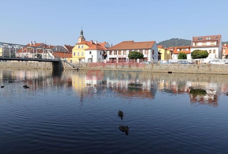 PRODEJ KOMERČNÍ - OBCHODNÍ BUDOVY S BYTYV CENTRU SUŠICE - ŠUMAVA