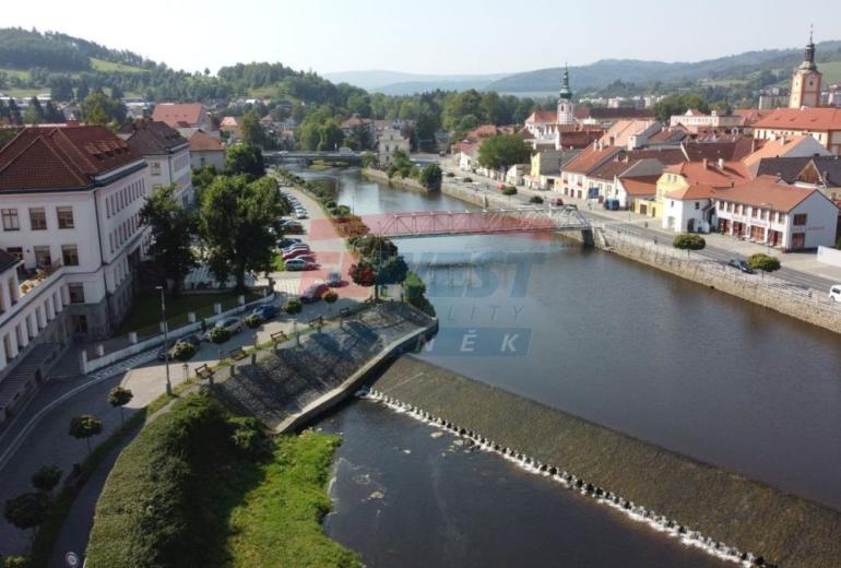 PRODEJ KOMERČNÍ - OBCHODNÍ BUDOVY S BYTY V CENTRU SUŠICE - ŠUMAVA