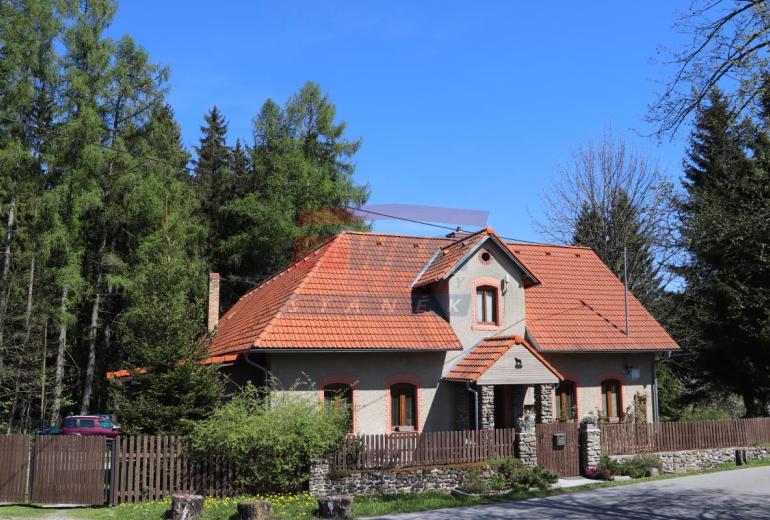 PRODEJ DOMU NA ŠUMAVĚ NA SAMOTĚ U LESA S VLASTNÍM RYBNÍKEM A ROZLEHLÝM POZEMKEM