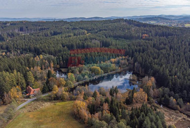 PRODEJ DOMU NA ŠUMAVĚ NA SAMOTĚ U LESA S VLASTNÍM RYBNÍKEM A ROZLEHLÝM POZEMKEM