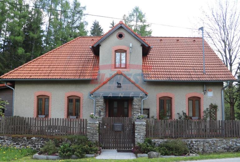 PRODEJ DOMU NA ŠUMAVĚ NA SAMOTĚ U LESA S VLASTNÍM RYBNÍKEM A ROZLEHLÝM POZEMKEM
