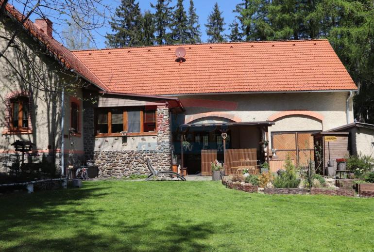 PRODEJ DOMU NA ŠUMAVĚ NA SAMOTĚ U LESA S VLASTNÍM RYBNÍKEM A ROZLEHLÝM POZEMKEM
