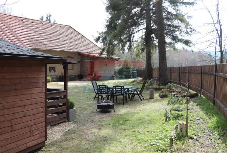 PRODEJ DOMU NA ŠUMAVĚ NA SAMOTĚ U LESA S VLASTNÍM RYBNÍKEM A ROZLEHLÝM POZEMKEM