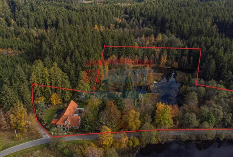 PRODEJ DOMU NA ŠUMAVĚ NA SAMOTĚ U LESA S VLASTNÍM RYBNÍKEM A ROZLEHLÝM POZEMKEM