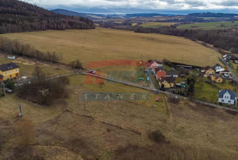 POZEMEK URČENÝ K VÝSTAVBĚ DOMU V KOLINCI