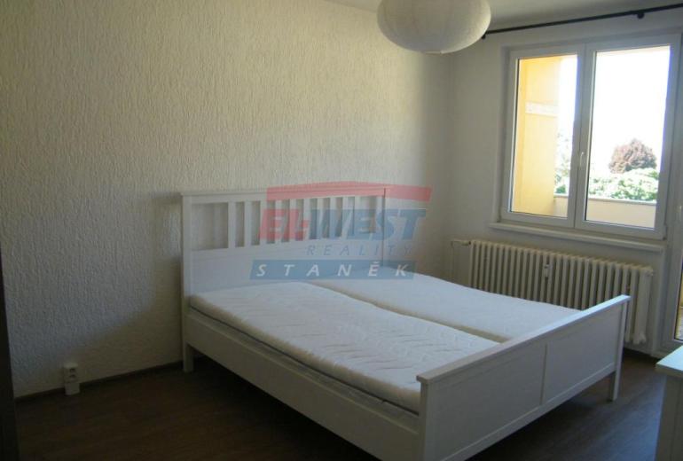 Pronájem bytu 3+1 s balkonem a garáží ve zděné bytovce v Sušici
