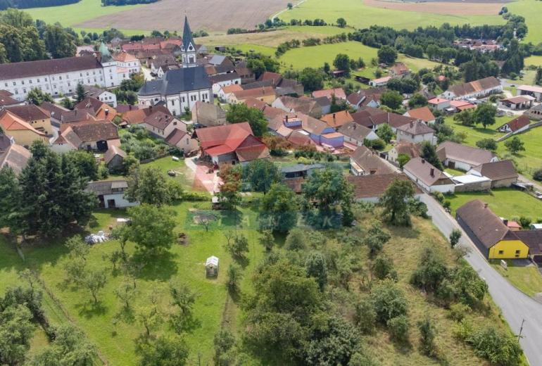 Prodej domu se stodolou a velkou zahradou v Žihobcích