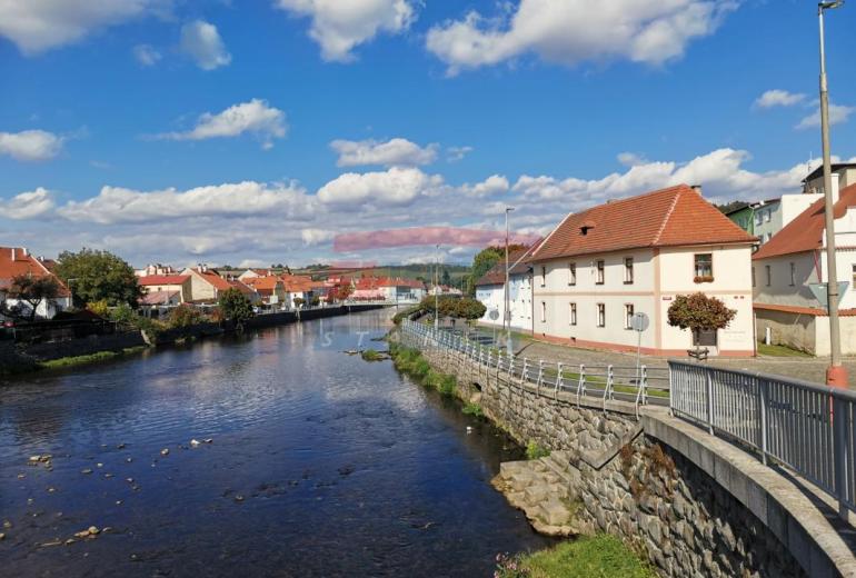 Pronájem samostatného bytu 1+kk ve zděném domě v centru Sušice