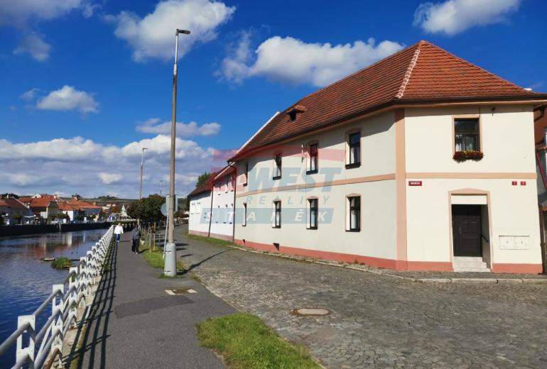 Pronájem samostatného bytu 1+kk ve zděném domě v centru Sušice