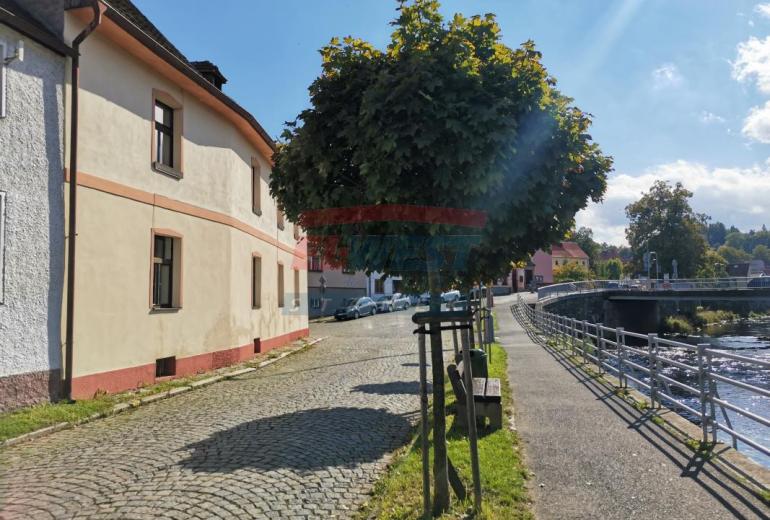 Pronájem samostatného bytu 1+kk ve zděném domě v centru Sušice