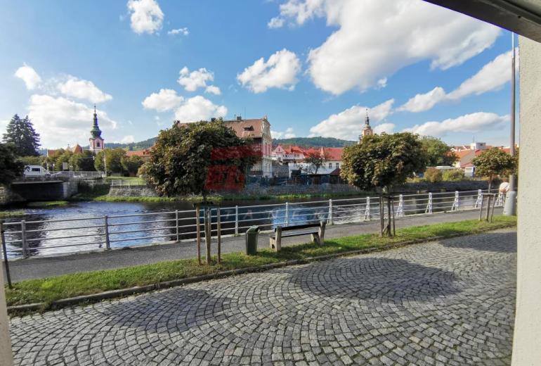 Pronájem samostatného bytu 1+kk ve zděném domě v centru Sušice