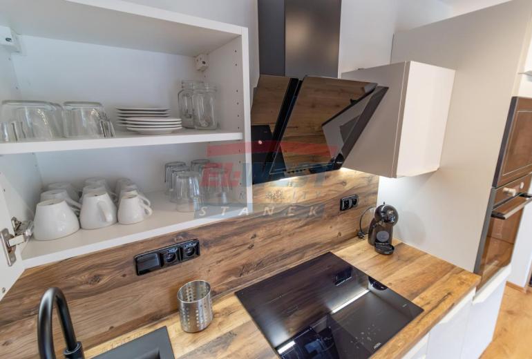 Prodej klimatizovaného apartmánu 2+kk s balkonem v Rezidenci Jiřičné u Petrovic, Šumava