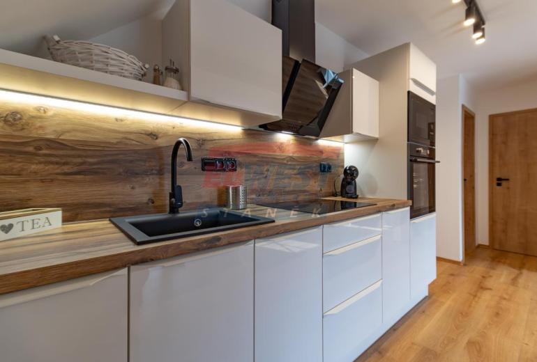 Prodej klimatizovaného apartmánu 2+kk s balkonem v Rezidenci Jiřičné u Petrovic, Šumava