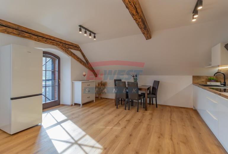 Prodej klimatizovaného apartmánu 2+kk s balkonem v Rezidenci Jiřičné u Petrovic, Šumava