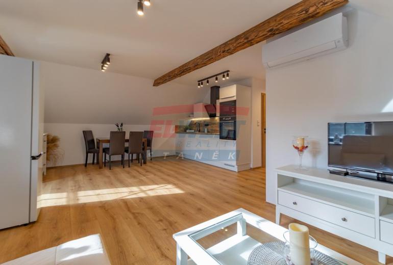 Prodej klimatizovaného apartmánu 2+kk s balkonem v Rezidenci Jiřičné u Petrovic, Šumava