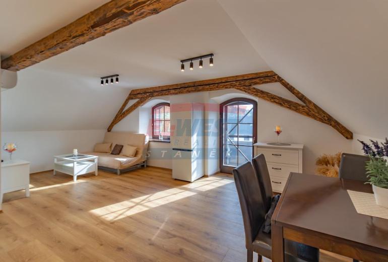 Prodej klimatizovaného apartmánu 2+kk s balkonem v Rezidenci Jiřičné u Petrovic, Šumava