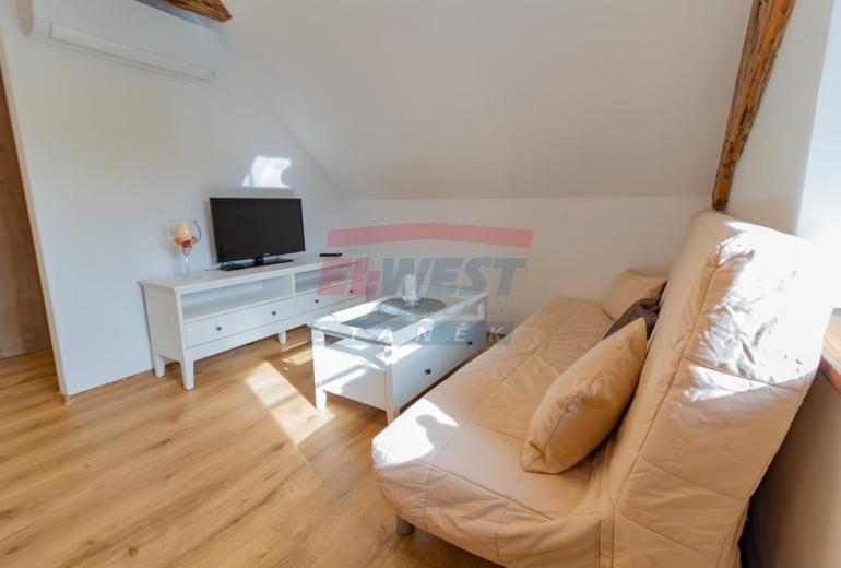 Prodej klimatizovaného apartmánu 2+kk s balkonem v Rezidenci Jiřičné u Petrovic, Šumava