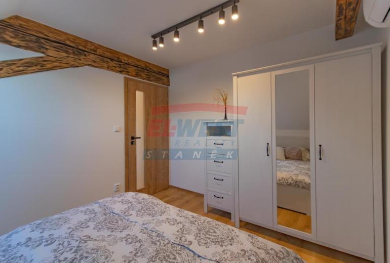 Prodej klimatizovaného apartmánu 2+kk s balkonem v Rezidenci Jiřičné u Petrovic, Šumava