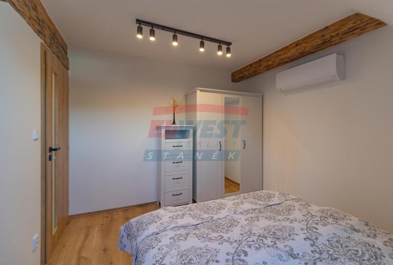 Prodej klimatizovaného apartmánu 2+kk s balkonem v Rezidenci Jiřičné u Petrovic, Šumava