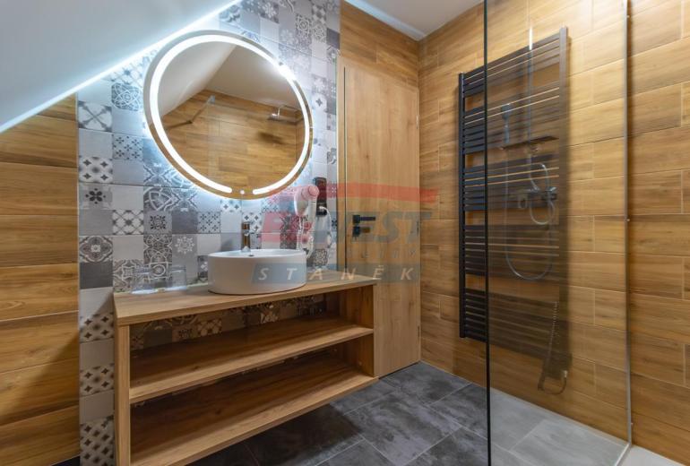 Prodej klimatizovaného apartmánu 2+kk s balkonem v Rezidenci Jiřičné u Petrovic, Šumava