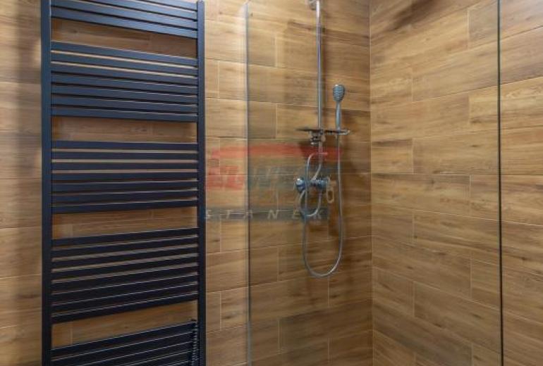 Prodej klimatizovaného apartmánu 2+kk s balkonem v Rezidenci Jiřičné u Petrovic, Šumava