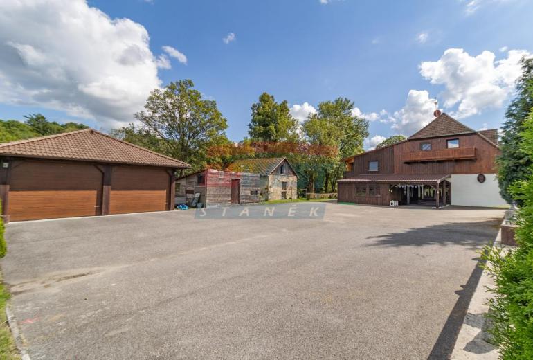 Prodej klimatizovaného apartmánu 2+kk s balkonem v Rezidenci Jiřičné u Petrovic, Šumava