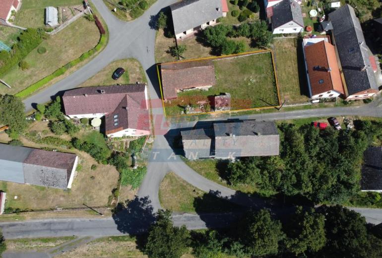 Prodej stodoly se stavebním pozemkem v Mlázovech