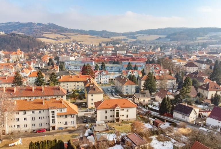 Prodej zděného bytu 3+1 s vlastní zahrádkou v Sušici