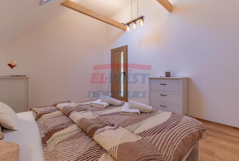 Prodej nového vybaveného apartmánu č. 4 s vlastním parkovacím stáním a zahrádkou