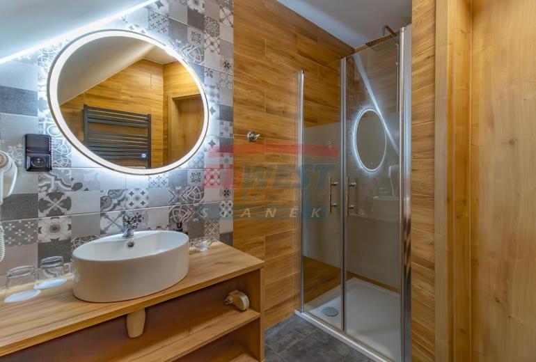 Prodej nového vybaveného apartmánu č. 4 s vlastním parkovacím stáním a zahrádkou