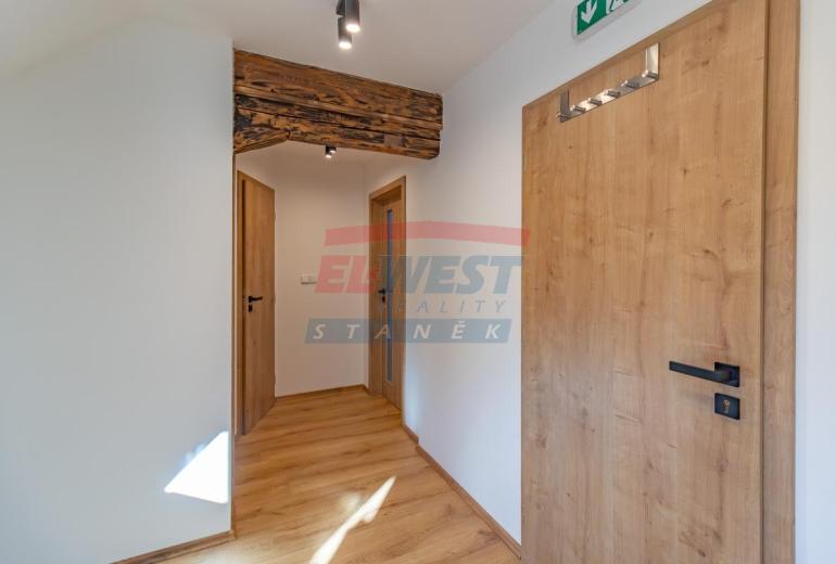 Prodej nového vybaveného apartmánu č. 4 s vlastním parkovacím stáním a zahrádkou