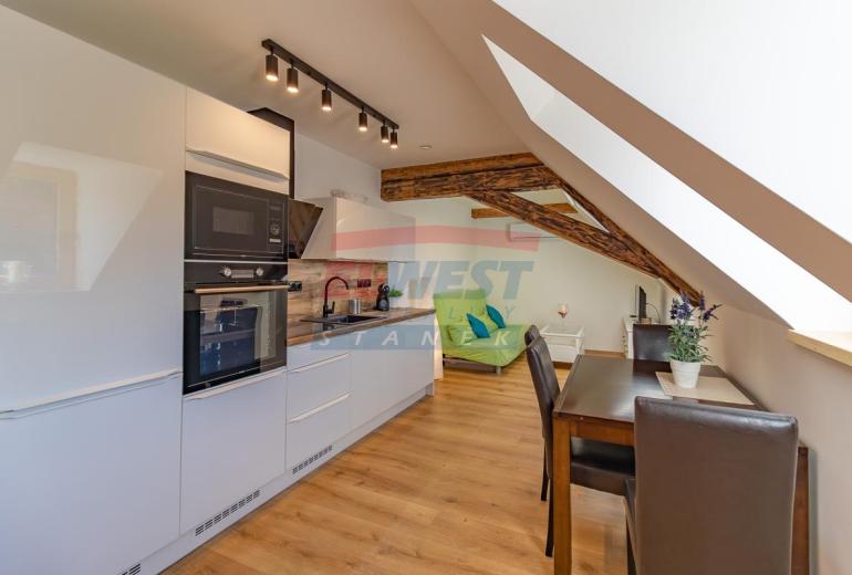 Prodej nového vybaveného apartmánu č. 4 s vlastním parkovacím stáním a zahrádkou